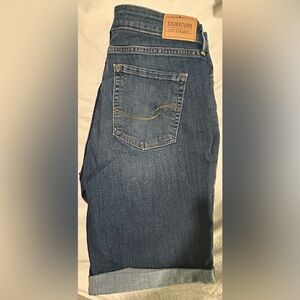 Levi’s signature Bermuda shorts
Like new Size 10
